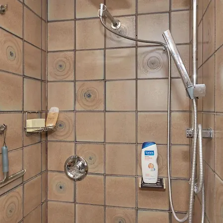 Stunning In With 3 Bedrooms And Internet